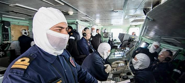 Γιατί στις ασκήσεις με πολεμικά πλοία και υποβρύχια φοράνε μάσκες και γάντια (εικόνες)